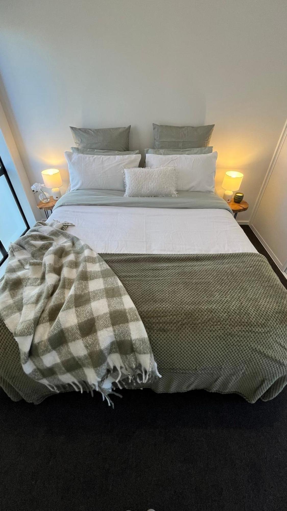 Luxury 2 Bedroom By St James Park Крайстчърч Екстериор снимка