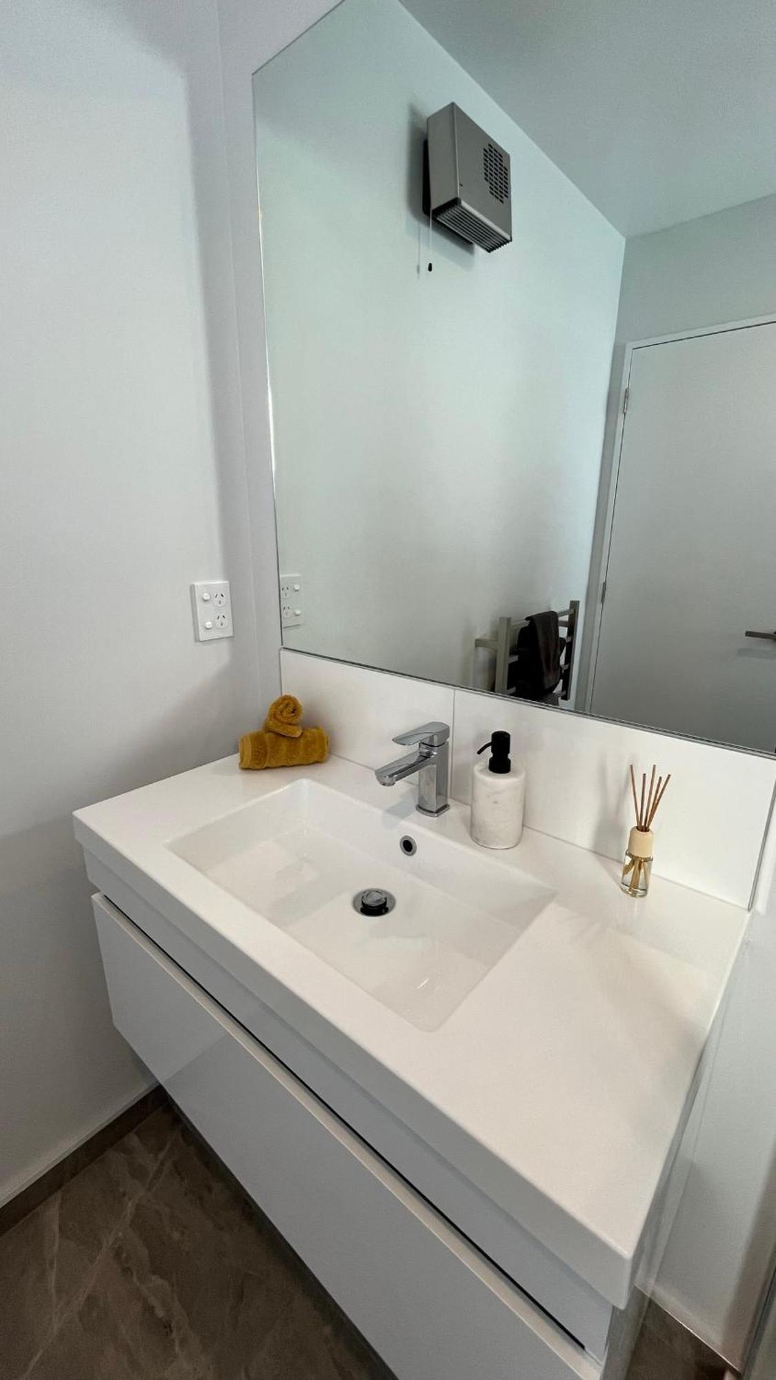 Luxury 2 Bedroom By St James Park Крайстчърч Екстериор снимка