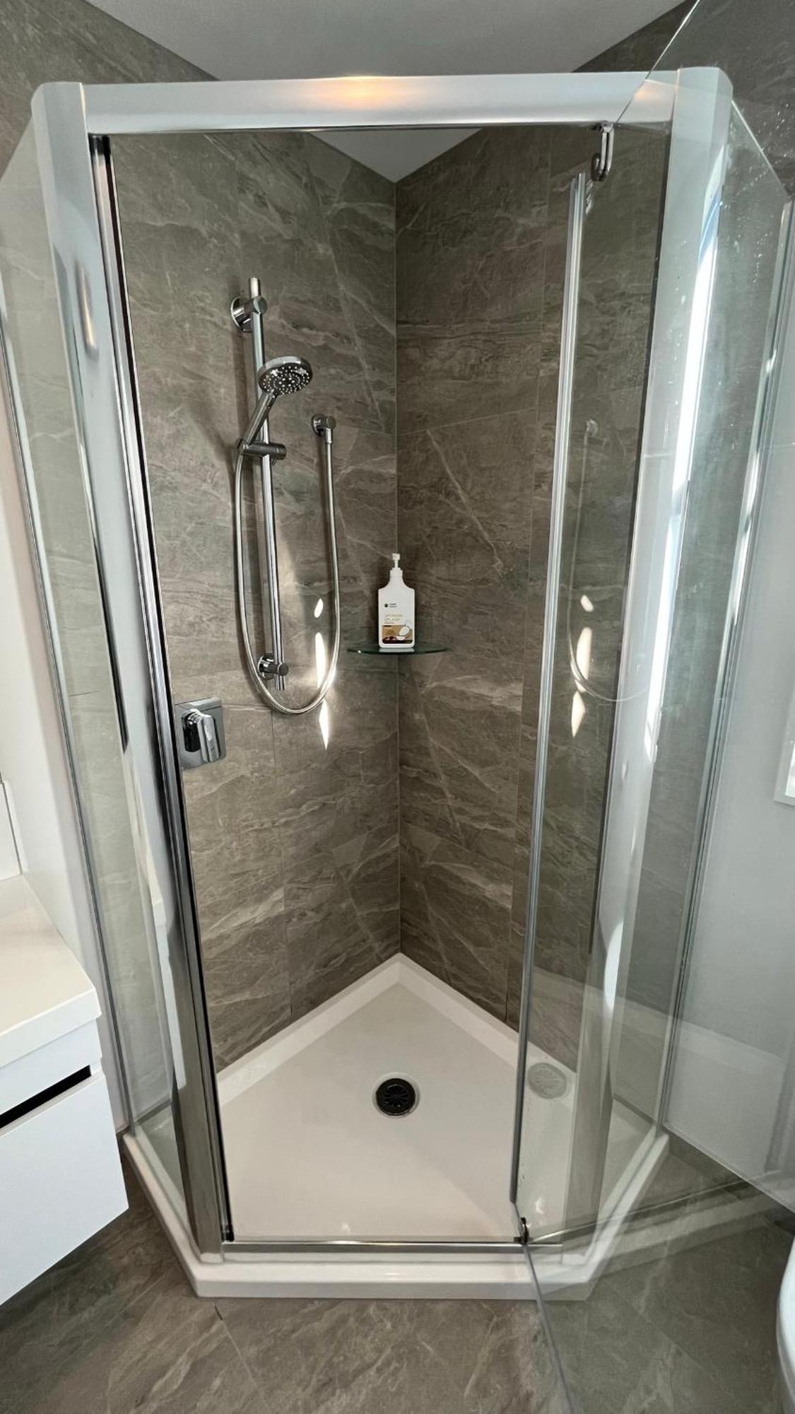Luxury 2 Bedroom By St James Park Крайстчърч Екстериор снимка