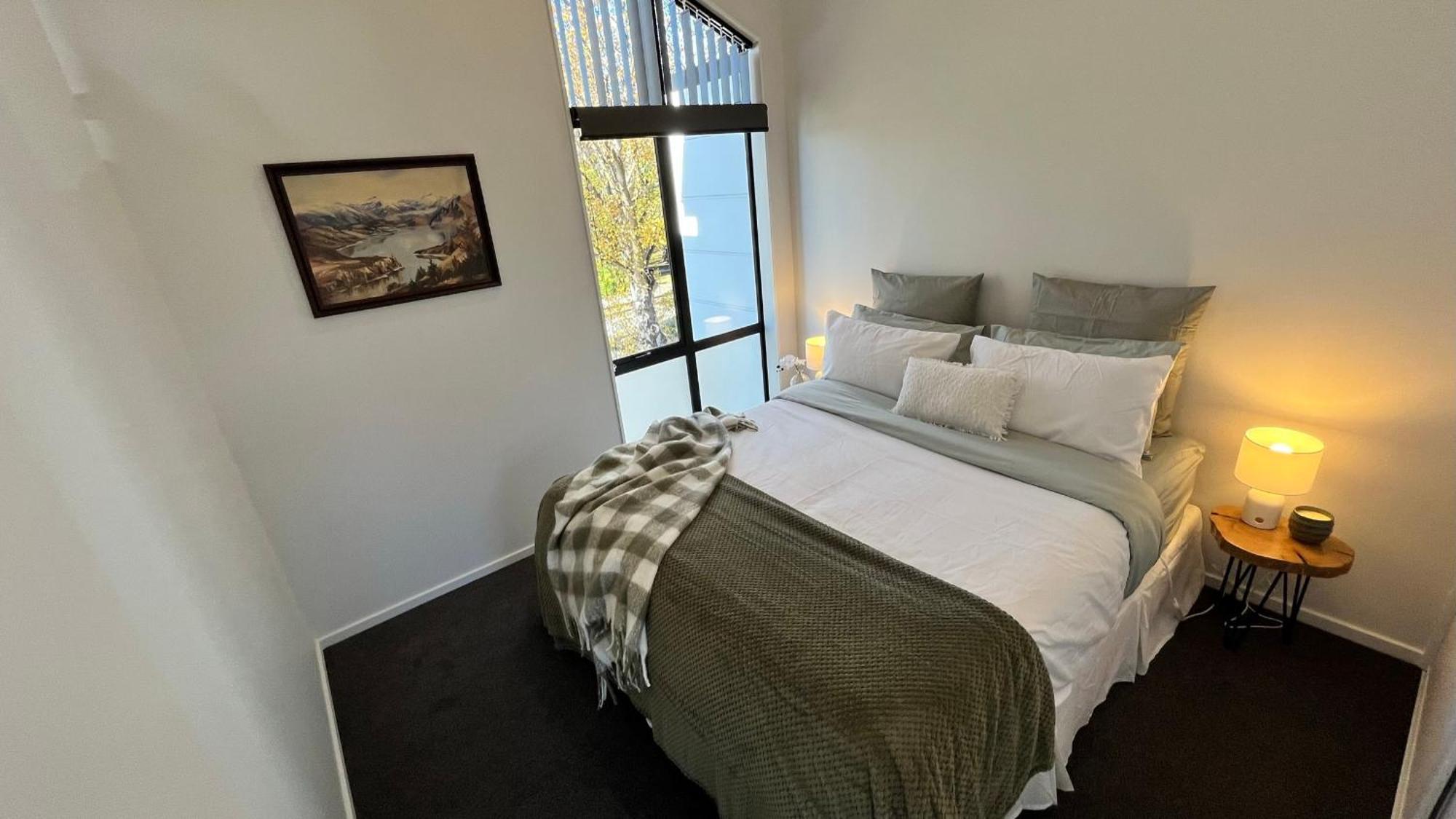Luxury 2 Bedroom By St James Park Крайстчърч Екстериор снимка