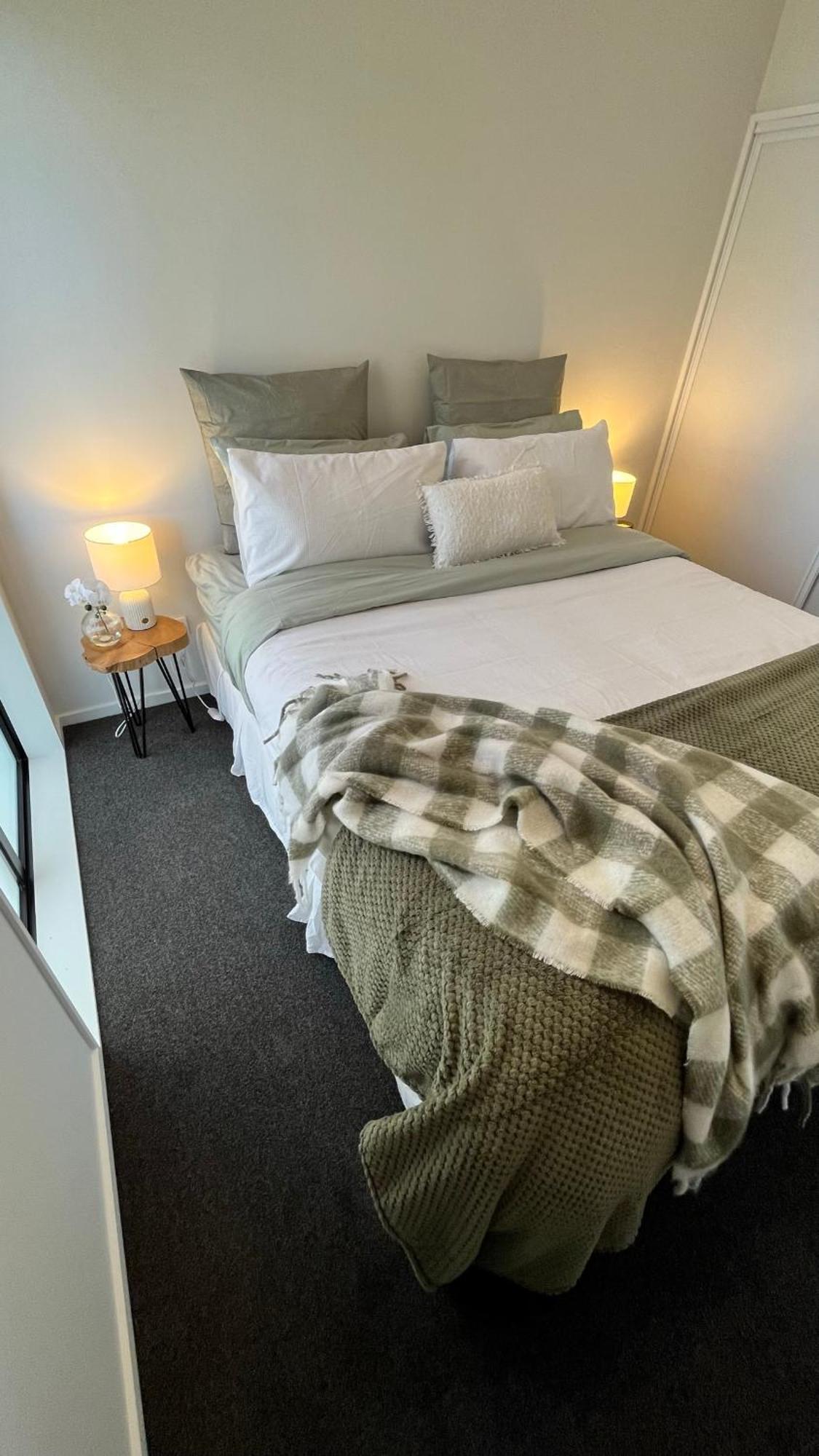 Luxury 2 Bedroom By St James Park Крайстчърч Екстериор снимка